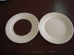 ２枚の紙皿を使って・・・