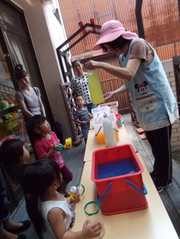 「いろんな色の水がありますね」