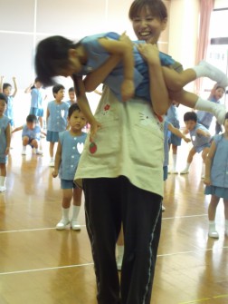 今日は、先生が抱っこ❤