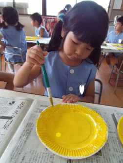 紙皿に絵の具をぬります