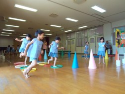 次はフープを跳んで