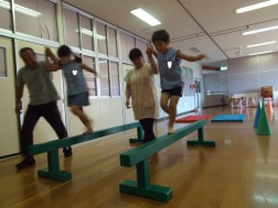平均台を渡って、アンパンマンのお面をつけたら・・・