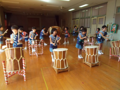 年長児は“はっぴ”を着て和太鼓の練習