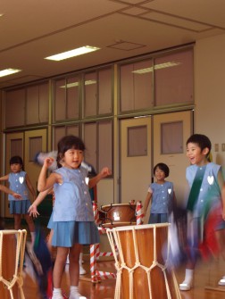 号令をかけながら、はっぴを脱いでいく手順をおさらい