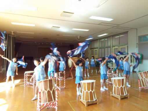 最後は、「ヤー！」と投げ上げます