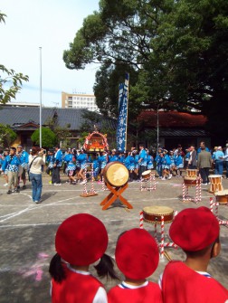 お祓いをしたおみこしのお出まし