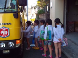 バスに乗って出発