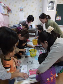 パピー　さぁ、絵の具をぬりますよ！