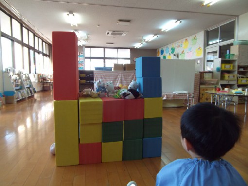 大型積木で人形劇の舞台が出来ていました