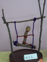 木の枝や木の実で④