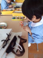 ぬり絵をして紙バッグに貼り付けます