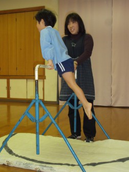 年長児は鉄棒の練習②