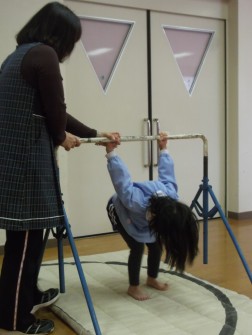 年長児は鉄棒の練習③