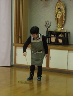 ひもを持って登場