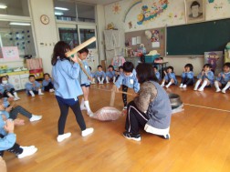 杵を持って、もちつきの練習