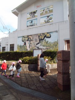 年長児、銭座小学校へ