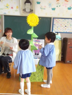 暑い夏も元気に働くミツバチ