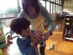 「こうやって・・・こうやって・・・」