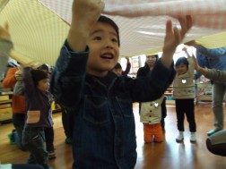 パピー　最後は大きい布で遊びました