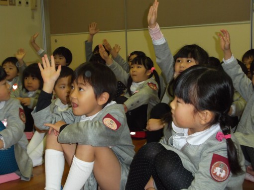 “なぞなぞ”では、みんな元気に「ハイ、ハイ！」