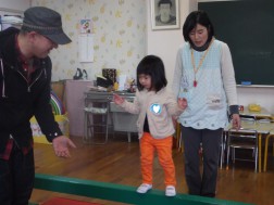 パピー　平均台でカニさん歩き