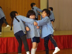 リスさんは木の穴に入って遊んでいます