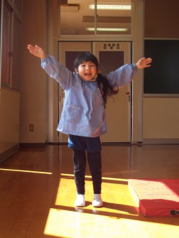 「ハイ！」とポーズ