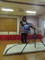 鉄棒「連続逆あがり」①