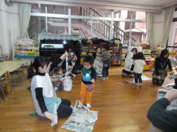 パピー　新聞紙を細長くやぶりました