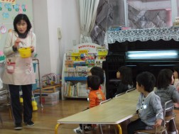 パピー　「絵の具を手のひらにぬります」