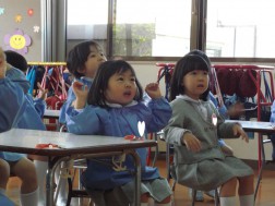 先生の方をしっかり見ています
