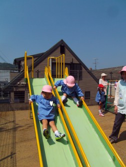 外あそび　スベリ台