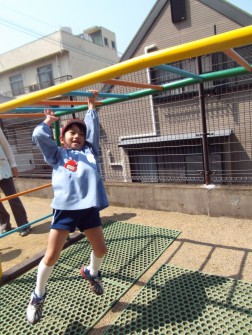 外あそび　雲梯