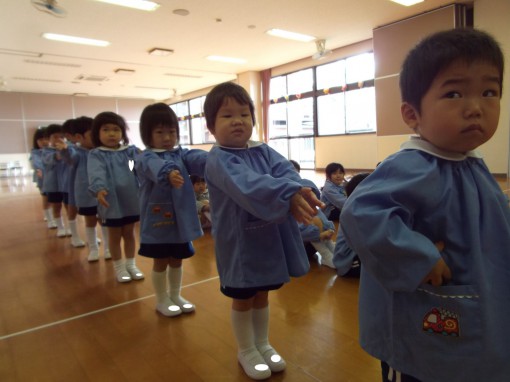 前にならえ！