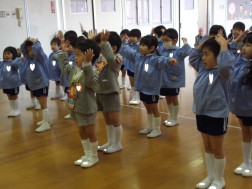 ♪頭、肩、ひざ　ポン～