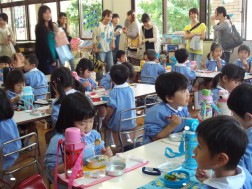 お母さんが気になる様子(^_^;)