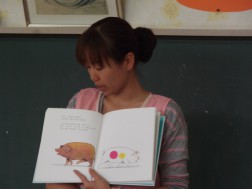 絵本を読んでもらいました