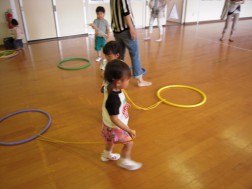 パピー　フープをお散歩