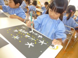 白い花びらは筆で