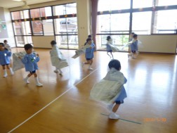 年中・少　新聞紙あそび①