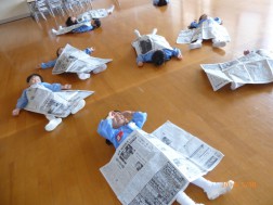 年中・少　新聞紙あそび②