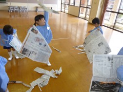 年中・少　新聞紙あそび③