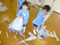 年中・少　新聞紙あそび④