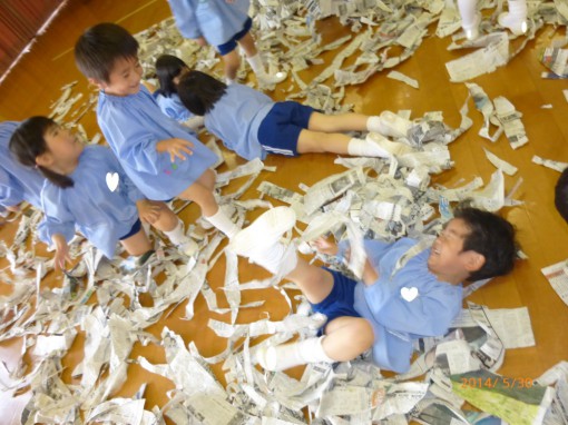 年中・少　新聞紙あそび⑤