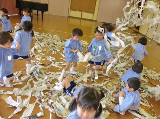 年中・少　新聞紙あそび⑥