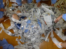 年中・少　新聞紙あそび⑦