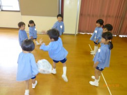 年中・少　新聞紙あそび⑧