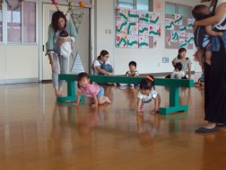 パピー　平均台をくぐって・・・