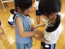 名前を教えあったら、シールを交換
