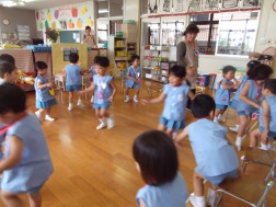 年中・少児はフルーツバスケットをして遊びました